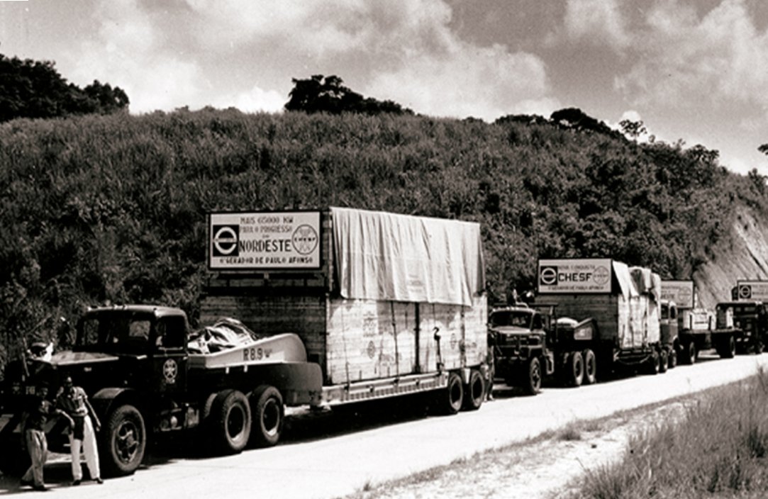 No #tbt de hoje, mais um imagem histórica. A foto de 1964 mostra caminhões da Chesf transportando peças da terceira unidade geradora da Usina de Paulo Afonso II, compondo assim as seis unidades que totalizavam 480 MW de potência. O empreendimento foi concluído em 1967. https://t.co/cWRhKa1J59