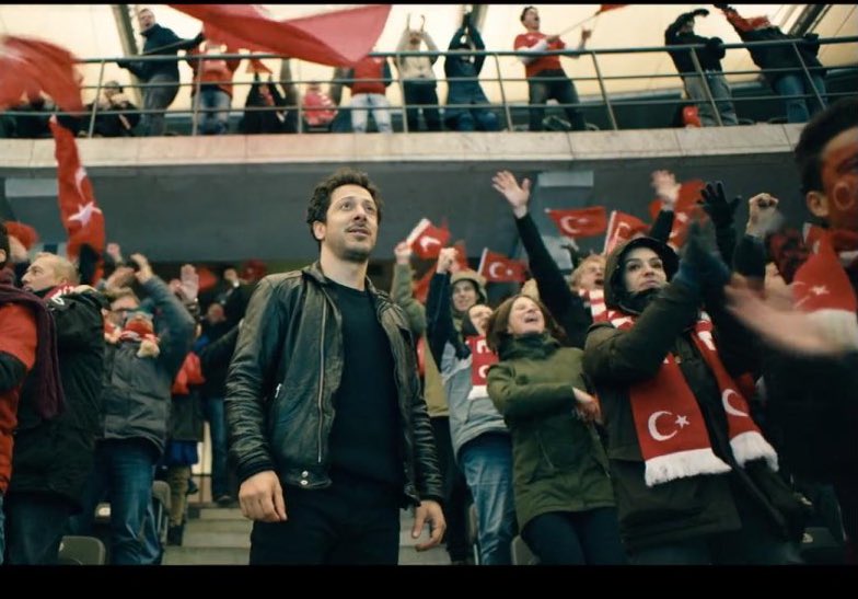 kenanarpacioglu's tweet image. #DogsOfBerlin sürükleyici bir suç-dram filmi. Futbol üzerinden yabacı düşmanlığı/ırkçılık, Alman-Alamancı çatışması, kimlik sorunu dizide fazlasıyla işlenmiş. Almanya doğumlu Türk oyuncu #FahriYardım Alman polisi #ErolBirkan rolünde. #Netflix🎥
