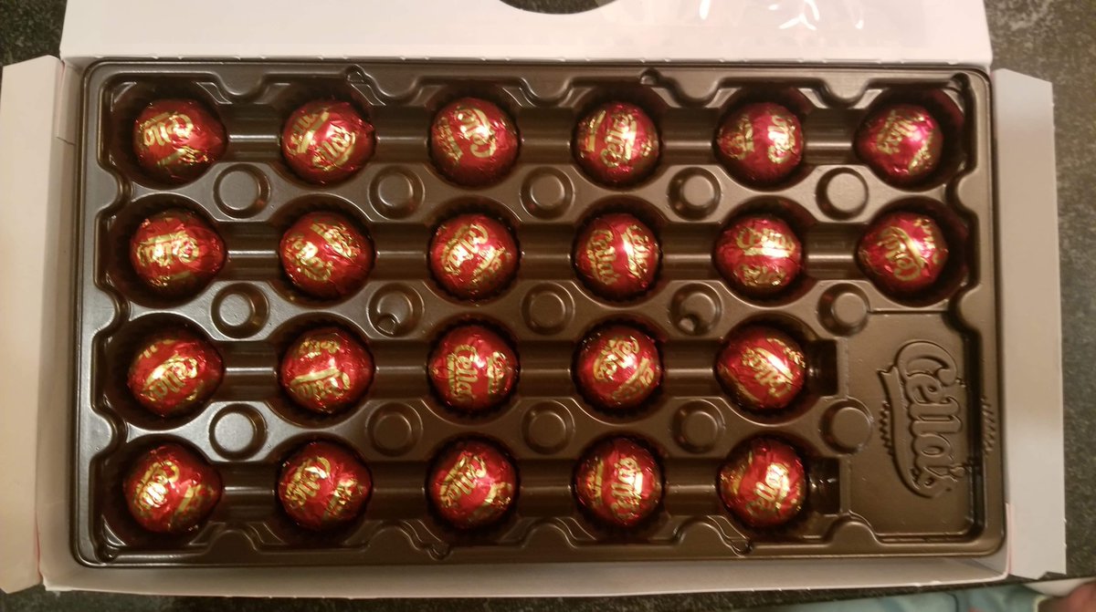 AllLearnersMath's tweet photo. Got this image from one of our All Learners Network teachers.  When her husband opened them she said "Don't touch it...It's an array and I need a picture!" .  Best lol for today!  #Math4All #Launch #numbersenseroutines #visualImages @BBlankePhD @MarlowGrade3 @frantoon57 @teedjvt https://t.co/2tOWQcbENb