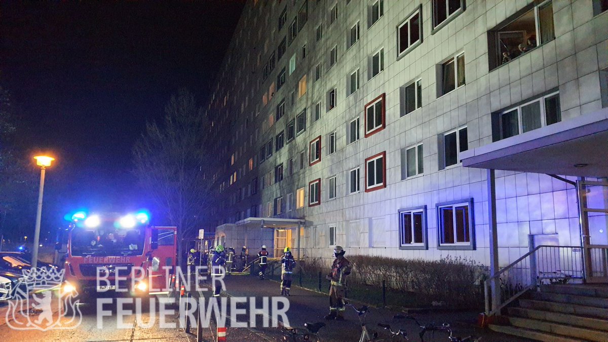 Berliner_Fw's tweet photo. Update #Friedrichshain
Es brannten 4 Kellerverschläge eines 11-geschossigen Hochhauses mit Verrauchung von 5 Treppenaufgängen.
2 Personen wurden mit Brandfluchthauben #gerettet, 2 weitere mit tragbaren Leitern.
Rund 30 Personen werden von #Rettungsdienst und @drk_berlin betreut. https://t.co/QL3Ik4U4qK