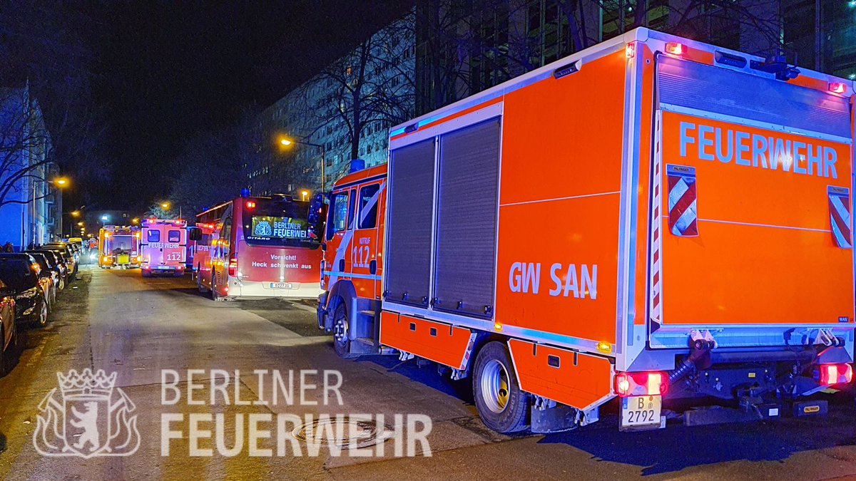 Berliner_Fw's tweet photo. Update #Friedrichshain
Es brannten 4 Kellerverschläge eines 11-geschossigen Hochhauses mit Verrauchung von 5 Treppenaufgängen.
2 Personen wurden mit Brandfluchthauben #gerettet, 2 weitere mit tragbaren Leitern.
Rund 30 Personen werden von #Rettungsdienst und @drk_berlin betreut. https://t.co/QL3Ik4U4qK