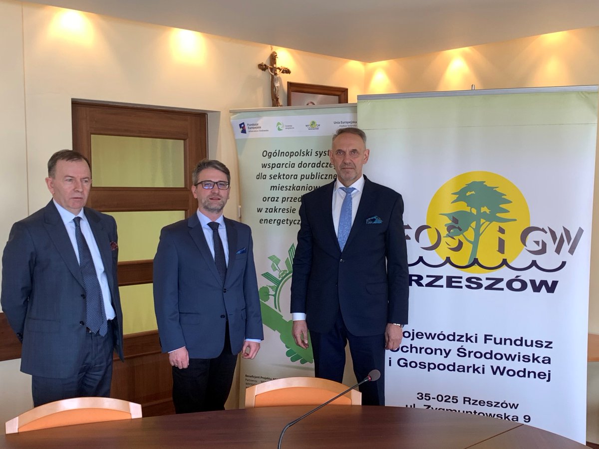PawelBaj's tweet photo. Z przedstawicielami WFOŚiGW omówiłem zmienione zasady realizacji programu „Czyste Powietrze” i praktycznego ich zastosowania. Program jest realizowany na terenie gminy Głogów Młp. już od dwóch lat. To obecnie najskuteczniejsze narzędzie finansowe przewidziane do walki ze smogiem. https://t.co/lvAjgTmlZz