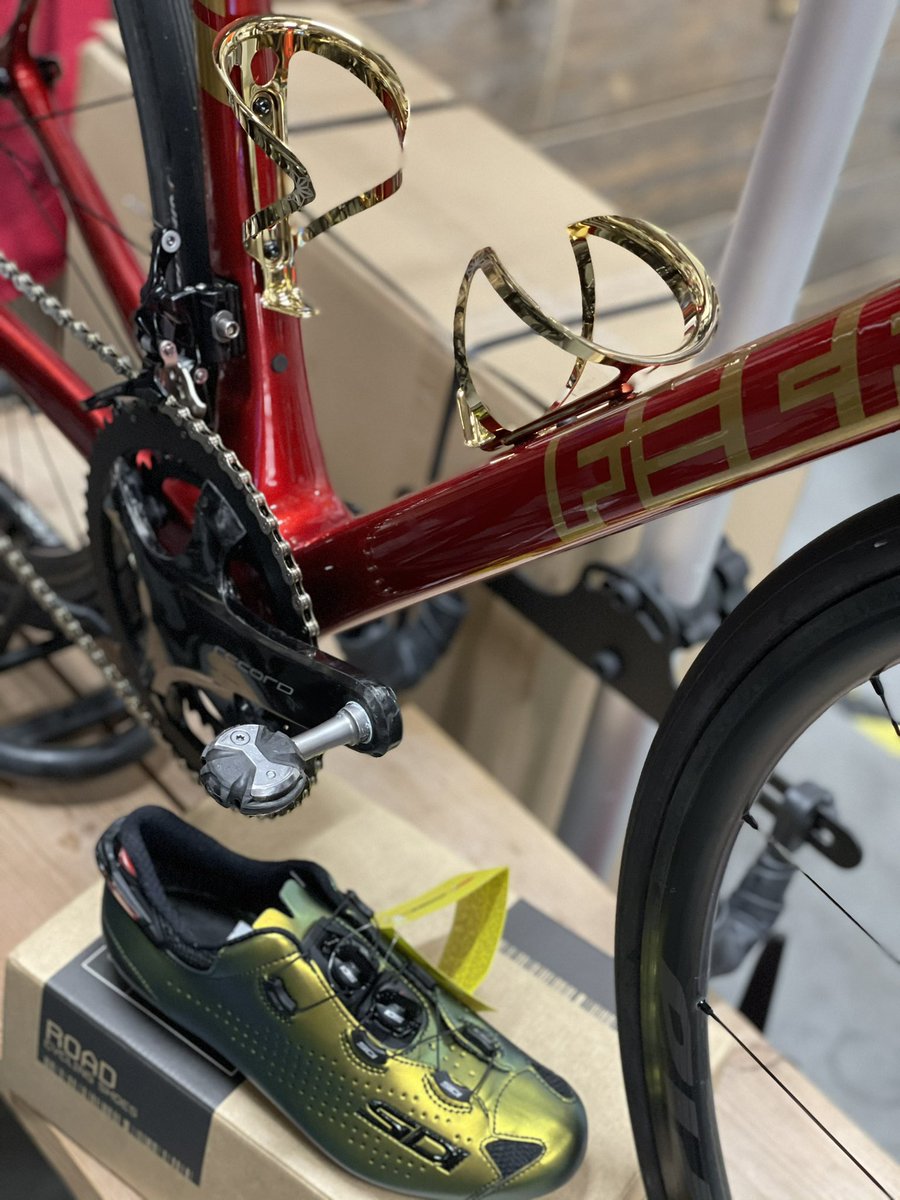 Pure #bikeporn 🤩 🇮🇹 
..
..
#sidishot2 #justridefecp #bici #campagnolorecord #vittoriabenelux #speedplay #supacaz #cycling