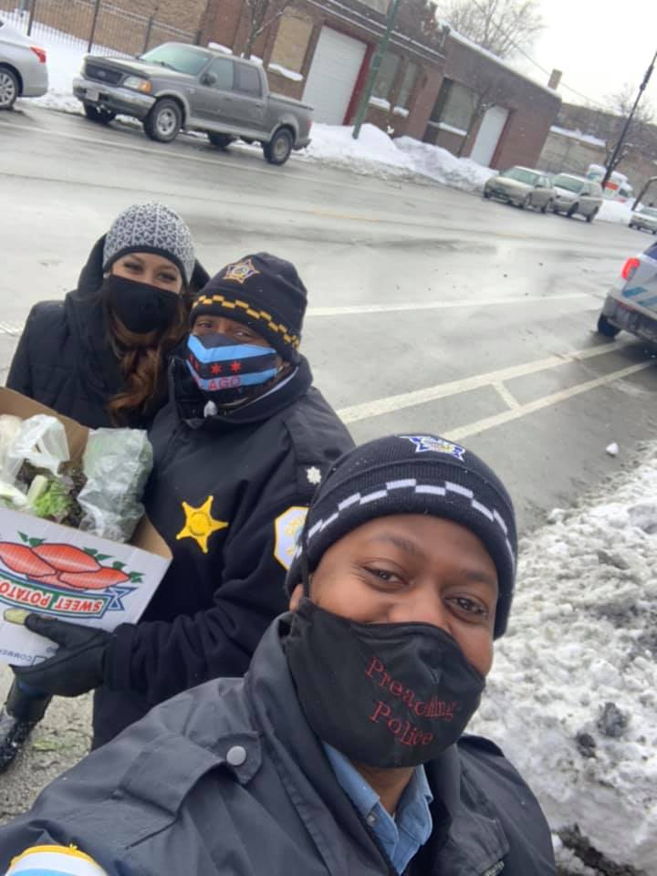 ChicagoCAPS07's tweet photo. @ChicagoCAPS07 Faith-Based Subcommittee "Drive/Walk-Up Food Pantry" today! Thank you to @Pastortraceylee @TARGETArea, and ALL the volunteers for your help! Over 400 families reached!
@ChiefDavidBrown @Chicago_Police 
#irockwith7
#CommanderHill
#PreachingPolice
#sgtdixon https://t.co/9HT0tUIArO