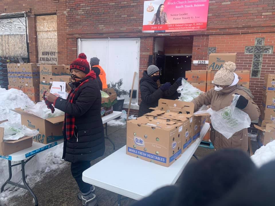 ChicagoCAPS07's tweet photo. @ChicagoCAPS07 Faith-Based Subcommittee "Drive/Walk-Up Food Pantry" today! Thank you to @Pastortraceylee @TARGETArea, and ALL the volunteers for your help! Over 400 families reached!
@ChiefDavidBrown @Chicago_Police 
#irockwith7
#CommanderHill
#PreachingPolice
#sgtdixon https://t.co/9HT0tUIArO