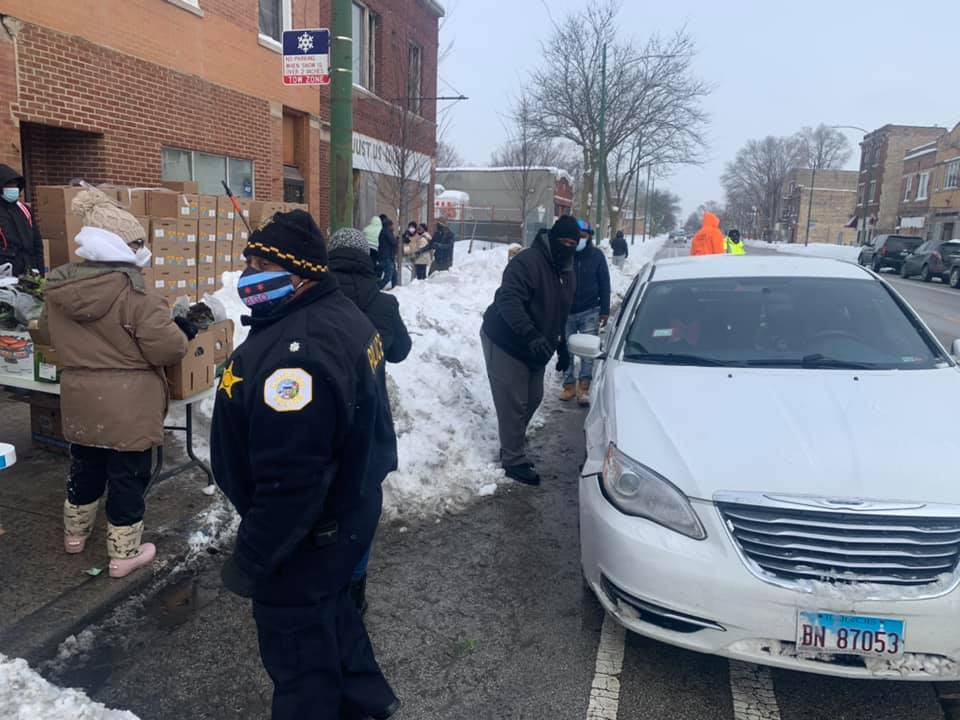 ChicagoCAPS07's tweet photo. @ChicagoCAPS07 Faith-Based Subcommittee "Drive/Walk-Up Food Pantry" today! Thank you to @Pastortraceylee @TARGETArea, and ALL the volunteers for your help! Over 400 families reached!
@ChiefDavidBrown @Chicago_Police 
#irockwith7
#CommanderHill
#PreachingPolice
#sgtdixon https://t.co/9HT0tUIArO