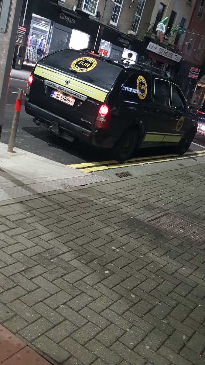 _BadParking_'s tweet photo. Parking control vehicle parked on double yellow lines...... #idiot https://t.co/HXxVDQ0q66