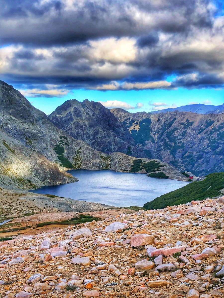 Nicolas__Leon's tweet photo. Meti una travesía de 50 kms de montaña y me regaló esto: 
#bariloche #trekking #montaña #lagunanegra #lagunaazul #lagunacab https://t.co/Jg5Yx82wUz