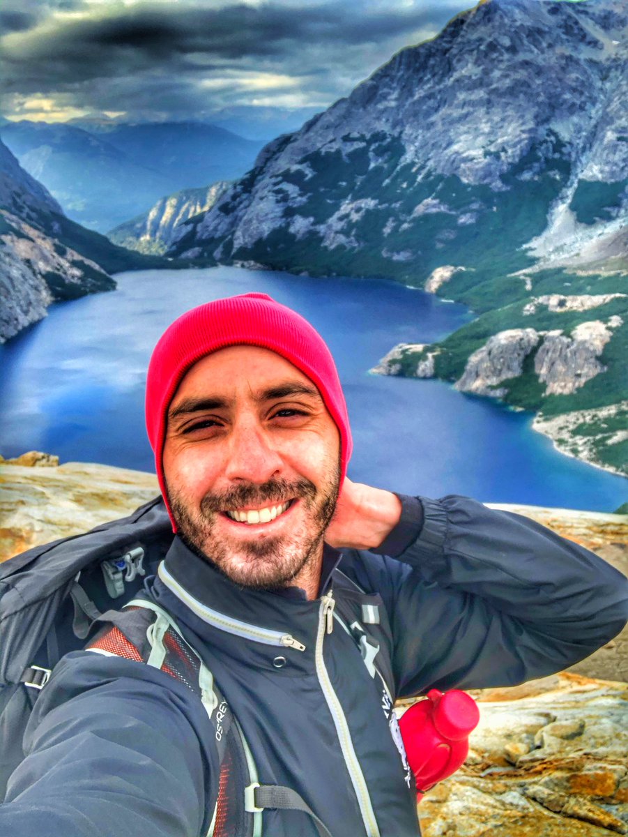 Nicolas__Leon's tweet photo. Meti una travesía de 50 kms de montaña y me regaló esto: 
#bariloche #trekking #montaña #lagunanegra #lagunaazul #lagunacab https://t.co/Jg5Yx82wUz