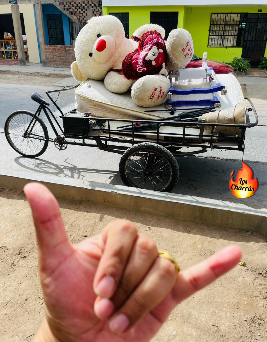 CharrasLos's tweet photo. Cuando el triciclero le afecta la cuarentena, pero se reinventa y se vuelve Rappi. https://t.co/DBJBQSx7Rd
