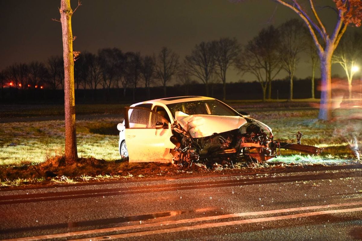 Boom breekt doormidden bij verkeersongeval op N367 bij Oude Pekela - #Groningen -..