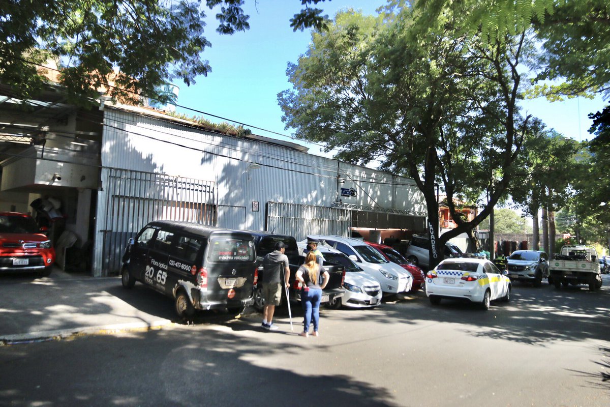asu_transito's tweet photo. Las veredas están reservadas para el peatón ☝🏻 NO para estacionamiento.
🚨Operativo realizado en zona de la Avda. Eusebio Ayala con el acompañamiento de los compañeros de la Dirección de Vigilancia.
Desde #TransitoAsu ponemos a #AsuncionEnOrden https://t.co/UvC75TpFsU