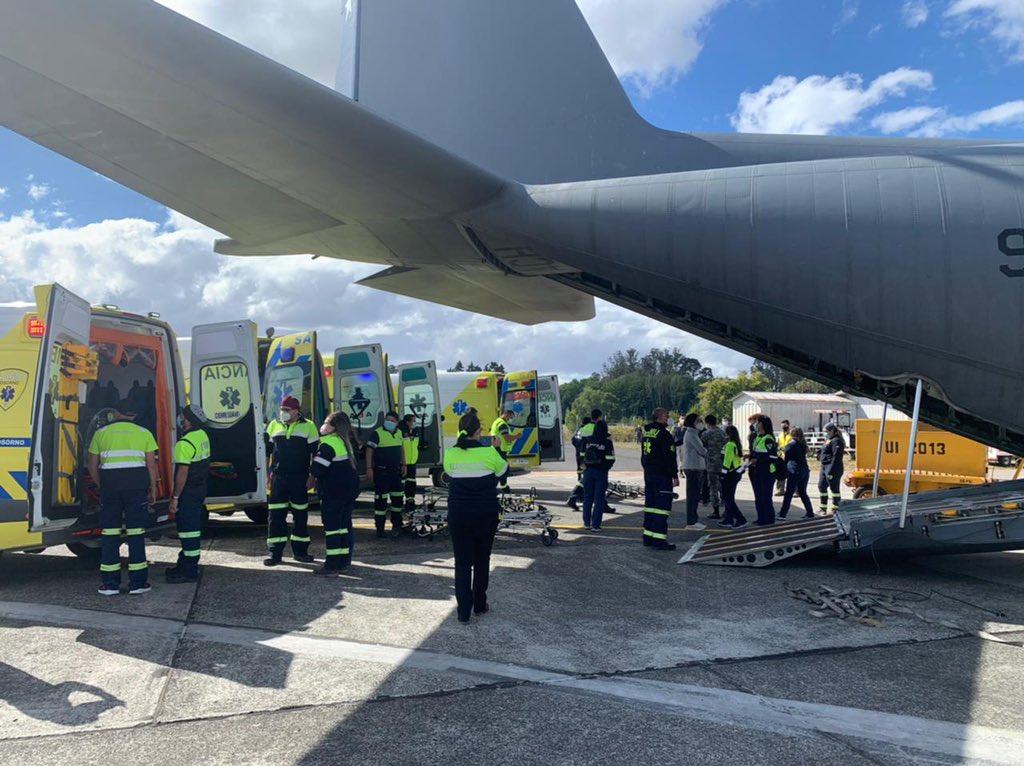 RadioSago's tweet photo. 🔵 #AHORA| #Osorno: comienza traslado de 4 pacientes COVID-19 positivos desde Osorno hasta Santiago en un avión C-130 Hércules de la #FACh
Este miércoles se concretó el traslado de otras dos personas, que deja al hospital de #Osorno con seis cupos disponibles #InformandoPrimero https://t.co/6gRnVYZ2cT