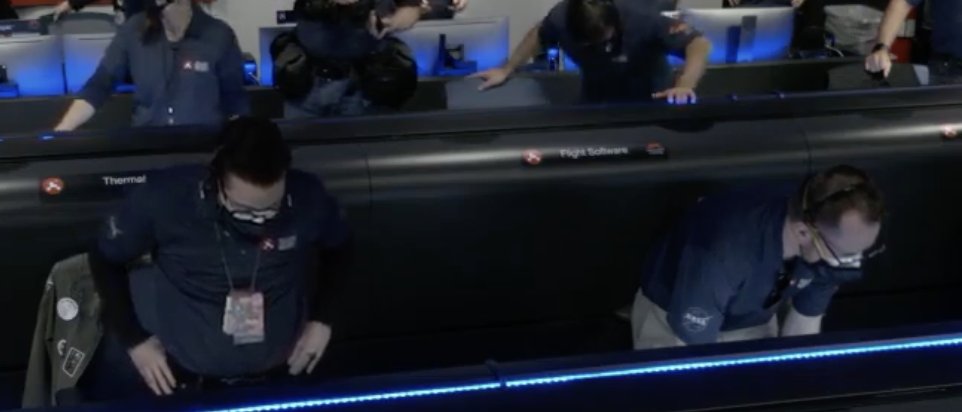 Ένα από τα πιο εντυπωσιακά επιτεύγματα των επιστημόνων της NASA είναι το πώς δε θολώνουν τα γυαλιά τους με τη μάσκα. #CountdownToMars