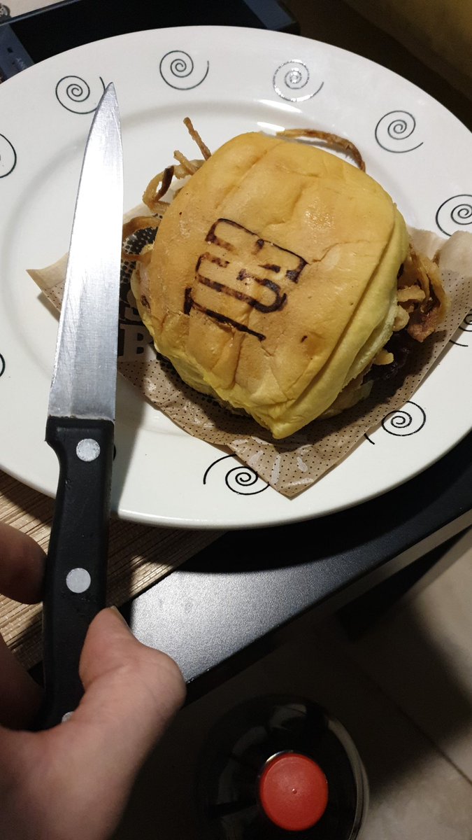 Tomatesentuiter's tweet photo. @TheGoodBurger si esto es una hamburguesa xl... creo que usamos diccionarios distintos https://t.co/JGHVySVoJt