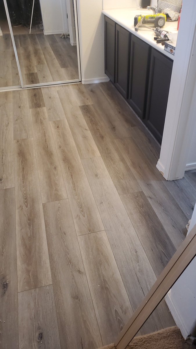 InteriorsNative's tweet image. These floors are  🔥 🔥.

This job we installed some vinyl in a smaller area. This is our Paradigm Performer (color: Pecan) Luxury Vinyl. After prepping the floor we installed about 500 feet of this product in this Coolidge, AZ home and it looks great!