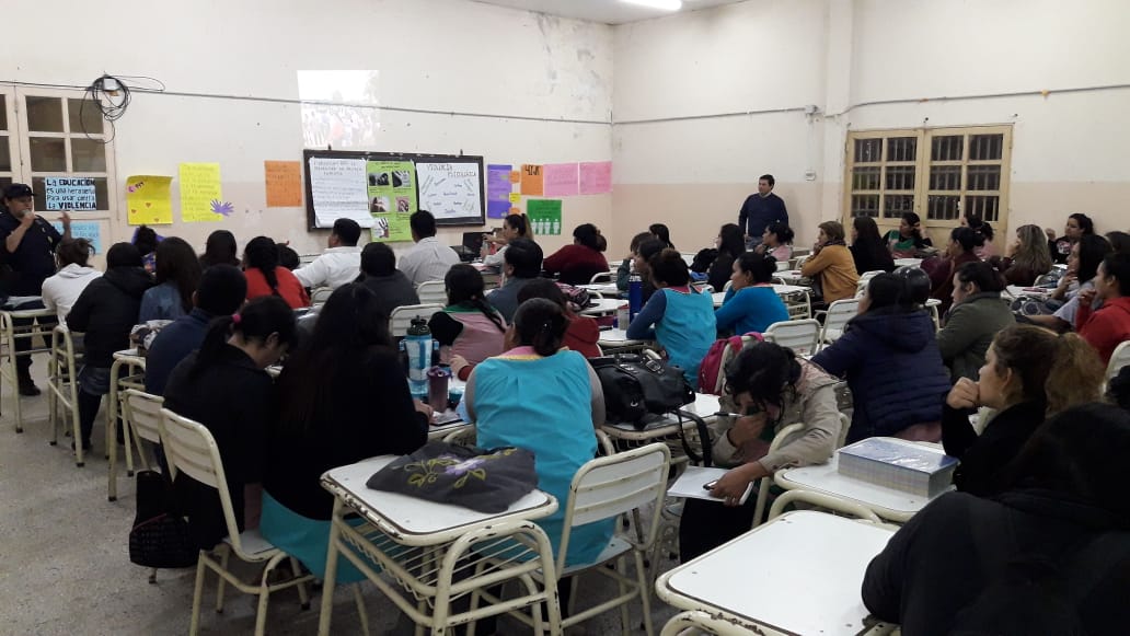 Comienzan las clases con incertidumbre de todas las partes. Yo pienso que la "nueva normalidad" la van a construir entre todos. Gran desafío de los docentes que deben hacerse cargo de las aulas, de los niños, de enseñar y de la pandemia. Casi nada.  Fuerza colegas!!!!