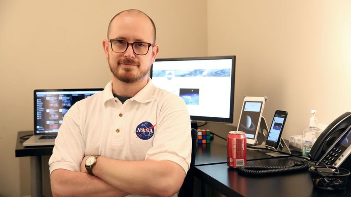 TheOnion's tweet image. NASA Social Media Manager Considers Himself Part Of Team bit.ly/2ZtwXtV