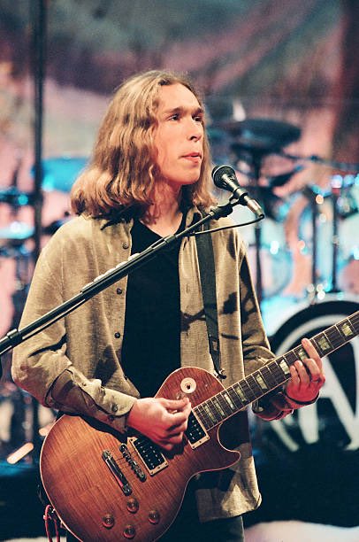 IsaacHansonFans's tweet photo. #tbt to the long haired days πβ₯οΈπ₯
#isaachanson #hanson #band #guitarist #singer #fanson #tta #middleofnowhere #throwbackthursday #fansons #explore #exploremore #explorepage https://t.co/A7PY7FtB7g