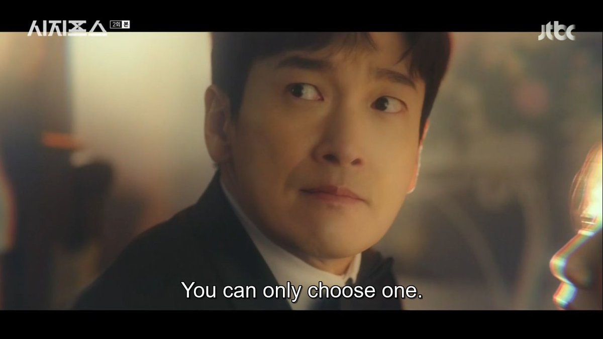 minhoshe's tweet photo. This scene also looks like the one where future Jonas k*lls Martha. I wouldn't be too surprised if the person who is k*lling Kang Seo hae is future Han Tae-sul 😅 #SisyphusTheMyth https://t.co/od3DqV0RJ6