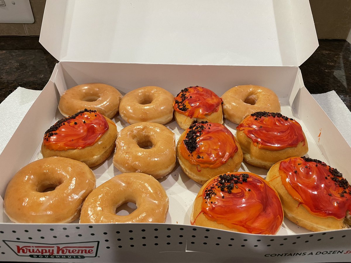 Lailahs_Corner's tweet photo. So glad I was able to see @NASA land Perserverance while eating my delicious @krispykreme Mars doughnut. #countdowntomars https://t.co/ILuckVpnYn