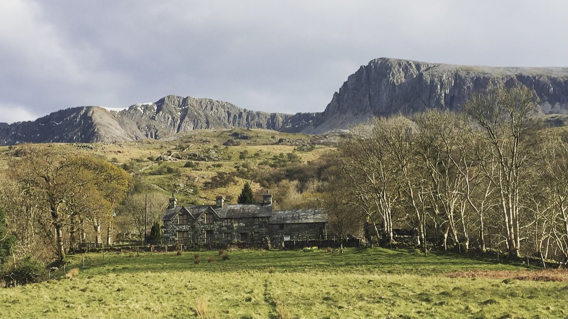 Love this house in the foothills of Cadair Idris

#cadairidris #gwynedd #wales 
#mountainadventure #mountainadventures #exploresnowdonia #snowdonia