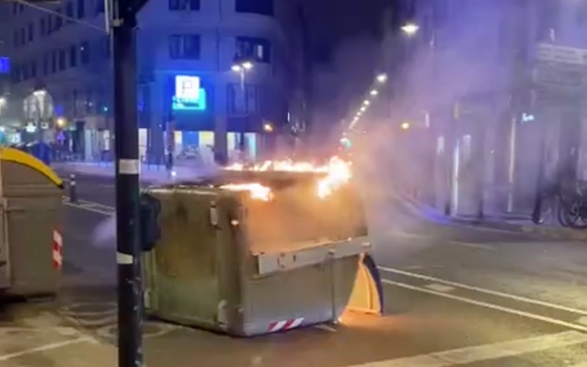EngueraPam's tweet photo. ¿Libertad de expresión?

🚁 Intentamos estudiar y el escándalo nos impide concentrarnos.
🏃🏻‍♂️ Salimos a correr y las calles tomadas por manifestantes corriendo y lanzando petardos.
🗑 Vamos a tirar la basura y los contenedores así 👇🏻 https://t.co/CSFKeXYWHG