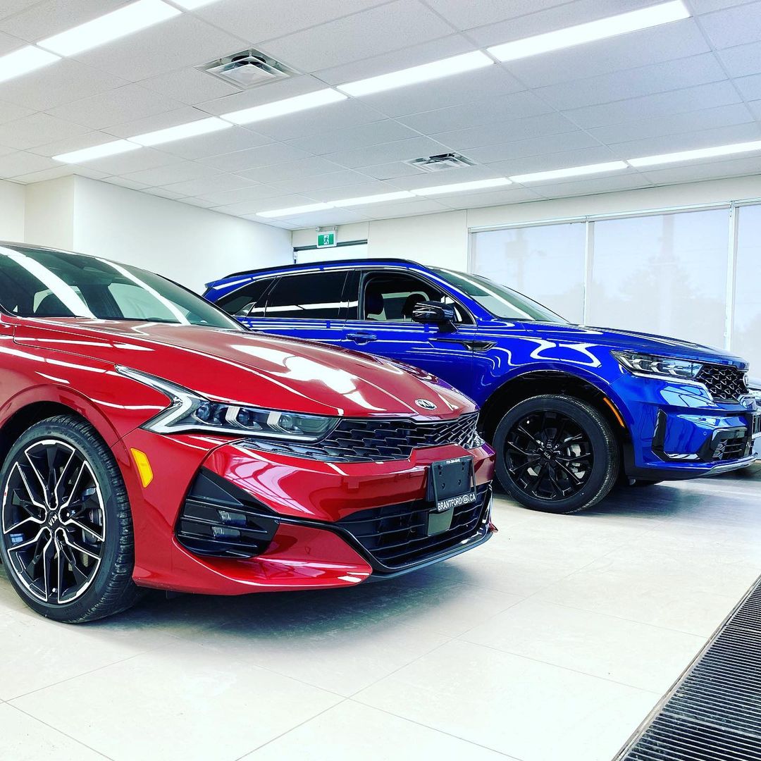 If you were to drive one today, which would you go for: the All-new Kia K5 or the Reimagined Kia Sorento? Passion Red❤️ OR Pacific Blue💙? Like if you're with the #K5 and retweet if you're for #Sorento.

Special thanks to Peter from <a href="/BrantfordKia/">BrantfordKia</a> for the photo. 📸