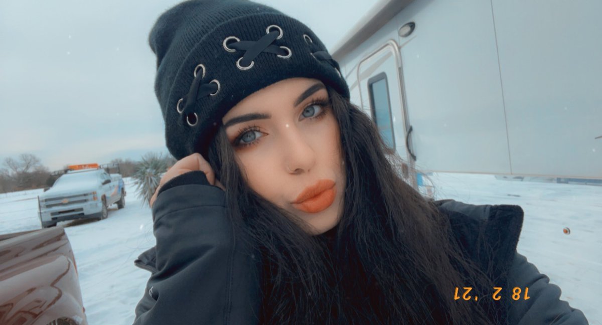 lizzzzzzx2001's tweet photo. Loving this weather 🖤 https://t.co/vdVmTZjVV4