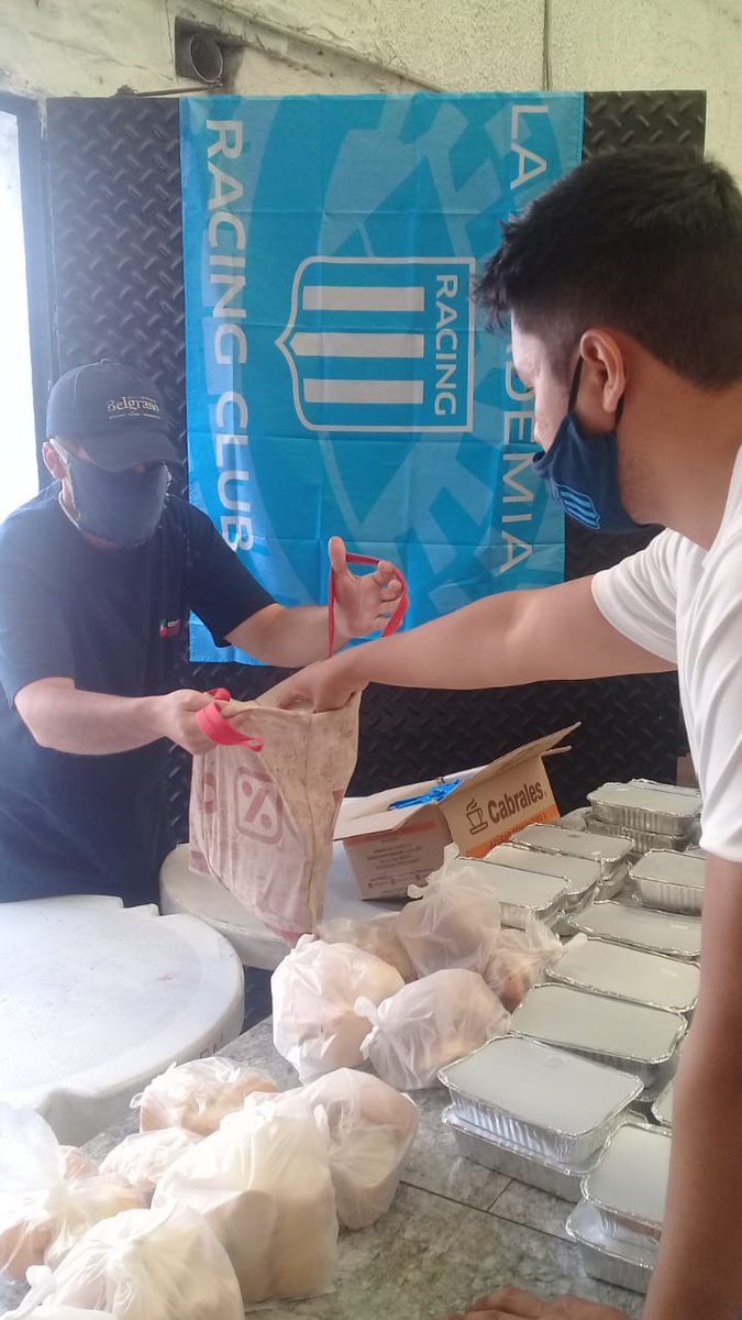 RacingSolidario's tweet photo. -Entrega de viandas-
Como en cada semana se realizó la entrega de viadas en el centro Soñar para Vivir y el Barrio Rivadavia 🙌
Agradecemos a #Convidarte
#racingsolidario https://t.co/P3J9loQqbH