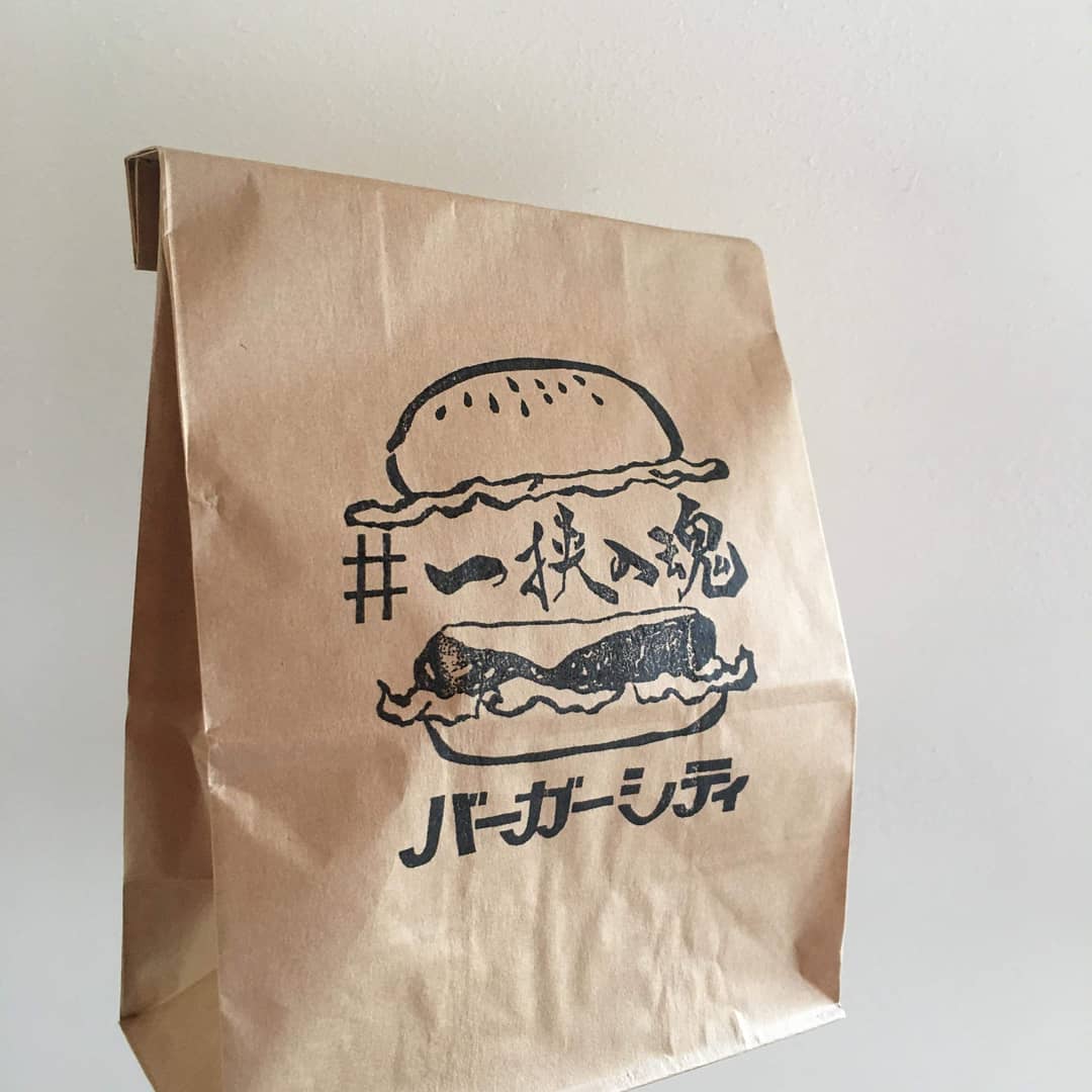 バーガーシティ 豊岡 一挟入魂 いっきょうにゅうこん 意味 ひとつひとつのハンバーガーに全力を傾けること 由来 語源 野球でしばしば使われる 一球入魂 をもじった造語で バーガーシティ店主の座右の銘でもある 入魂 はハンバーガーに魂