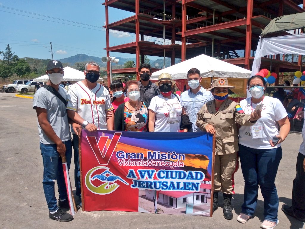 JFloresOlarte's tweet photo. Hoy acompañamos al Protector @FreddyBernal y al MPP para Vivienda y Hábitat @IMVillarroel1 en la Juramentación de los Promotores del CBP sector Viviendo Venezolano, y entrega de 40 viviendas en el sector del Fuerte Murachí. @NicolasMaduro @Minhvi_Oficial @Juntosxtachira1 https://t.co/nEz2P5UCSe