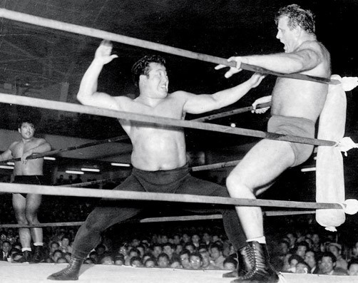 ２月１９日は、プロレスの日】 １９５５（昭和３０）年、蔵前国技館で、 日本初の本格的なな国際試合、 力道山・木村ｖｓシャープ兄弟の  試合が開催したことに由来。 #空手チョップ #街頭テレビ #２月１９日 #プロレスの日 #１９９５年 #昭和３０年 #蔵前国技館 #力道山 ...