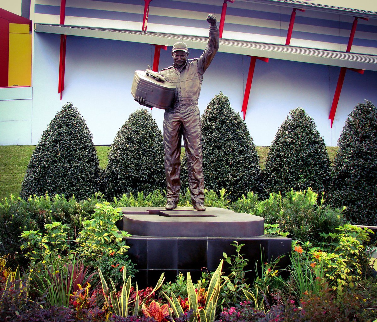 Ed_Ro_'s tweet photo. No February 18th in 20 years has gone by without me thinking about Dale Sr. That Sunday in Daytona was my 9th 500 in a row. That streak finally ended at 25. I was not a fan &amp; thought he was a dirty racer! However, if he left a mark on me I can only imagine how a true fan feels!!! https://t.co/gckGsnAQP5