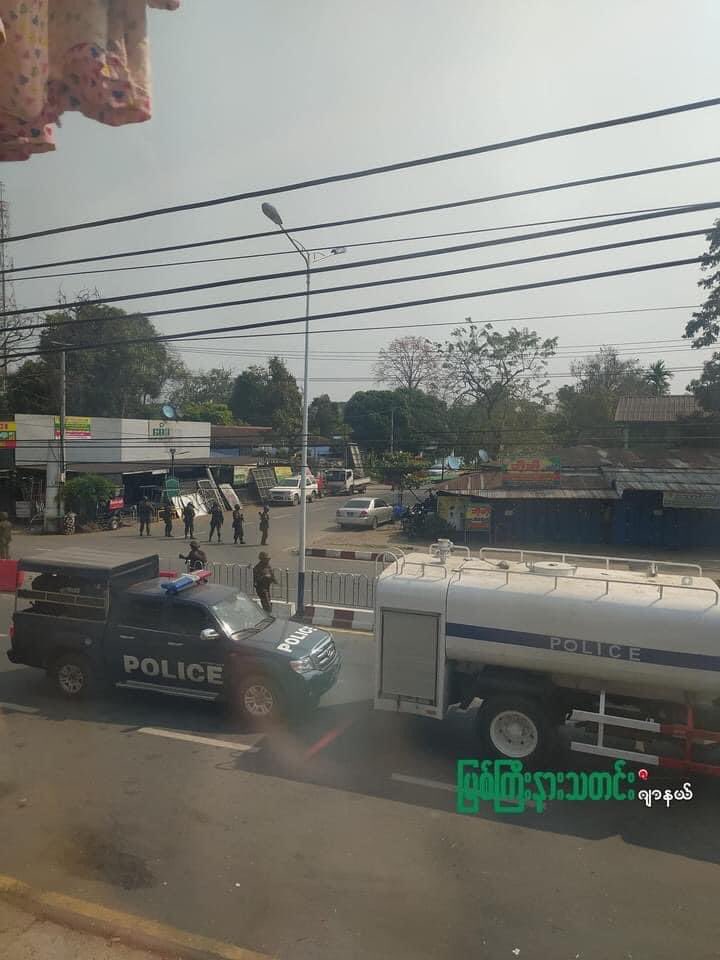 Snoopy15754116's tweet photo. Teachers at Myitkyina College of Education have been beaten and arrested. No media was available as it was early in the morning.
Four teachers were arrested.
There are also reports that four teachers, including Daw Yu Yu Kyaw, were arrested.
#WhatsHappeningInMyanmar
#19Febcoup https://t.co/jE3cHI38oF