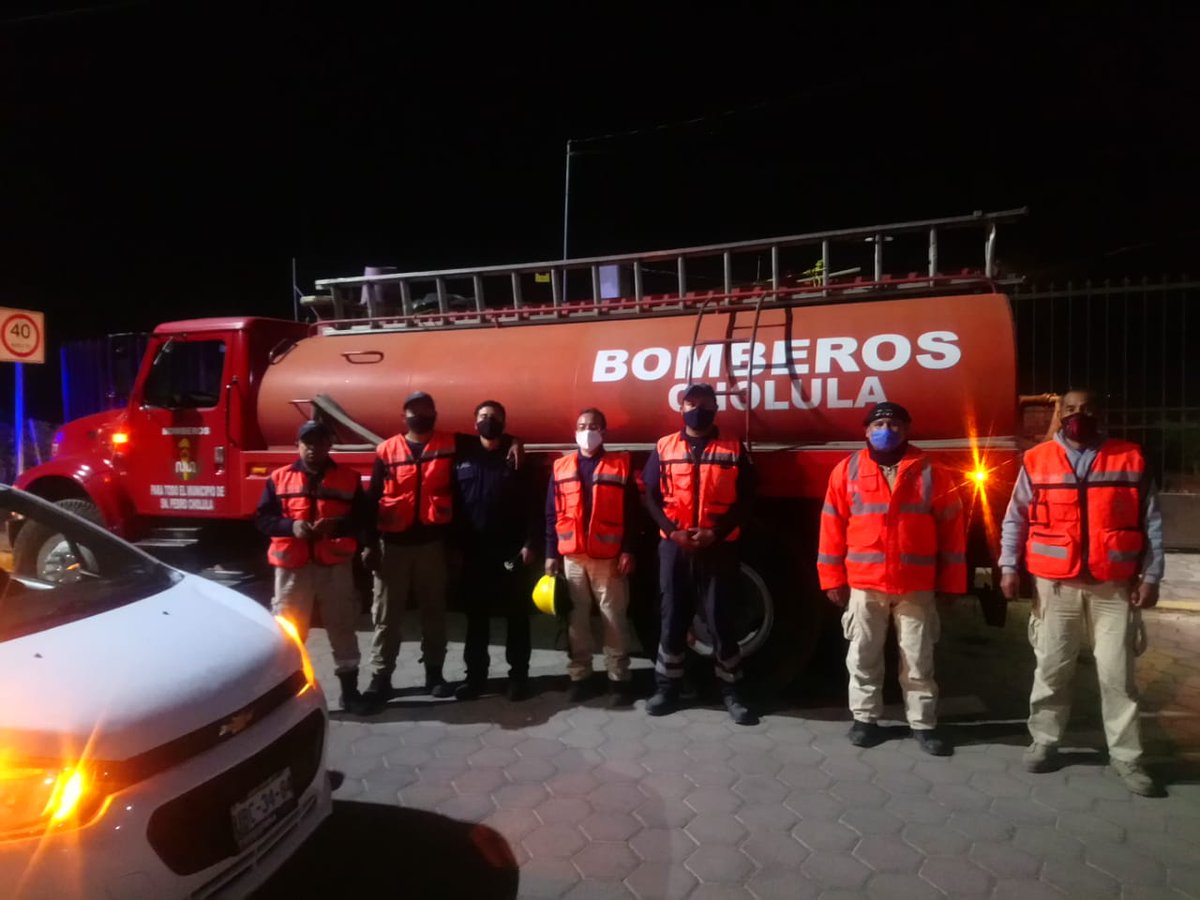LAlbertoArriaga's tweet photo. La oportuna intervención de bomberos de la @SSC_Cholula permitió esta noche controlar y sofocar un incendio en el cerro Zapotecas. 
Agradezco el trabajo del personal operativo que actuó de manera inmediata para proteger esa área natural protegida.
#MásUnidosMásLogros https://t.co/EcNXTOwBYb