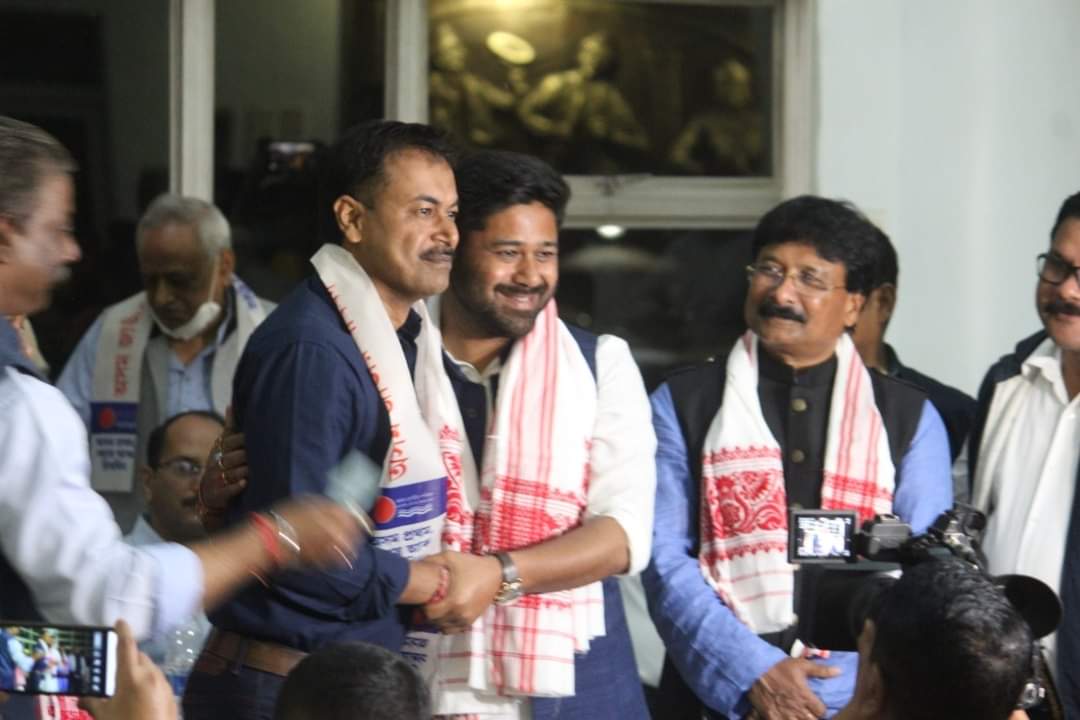 JatiyaParishad's tweet photo. অসম জাতীয় পৰিষদৰ ভেঁটি সুদৃঢ় কৰাৰ স্বাৰ্থত অসমৰ চুকে-কোণে বহু ব্যক্তিয়ে ইতিমধ্যে অসম জাতীয় পৰিষদত যোগদান কৰিছে।এই যোগদান কাৰ্যসূচীৰ অংশ হিচাবে আজি  ইং ১৮ ফেব্ৰুৱাৰী ২০২১ তাৰিখে গুৱাহাটীৰ আই টি এ মাছখোৱাত বহু কেইগৰাকী নেতাৰ লগতে সামাজিক ক্ষেত্ৰৰ লগত জড়িত প্ৰায় ৮৫৭ https://t.co/lY4ucaOnmH