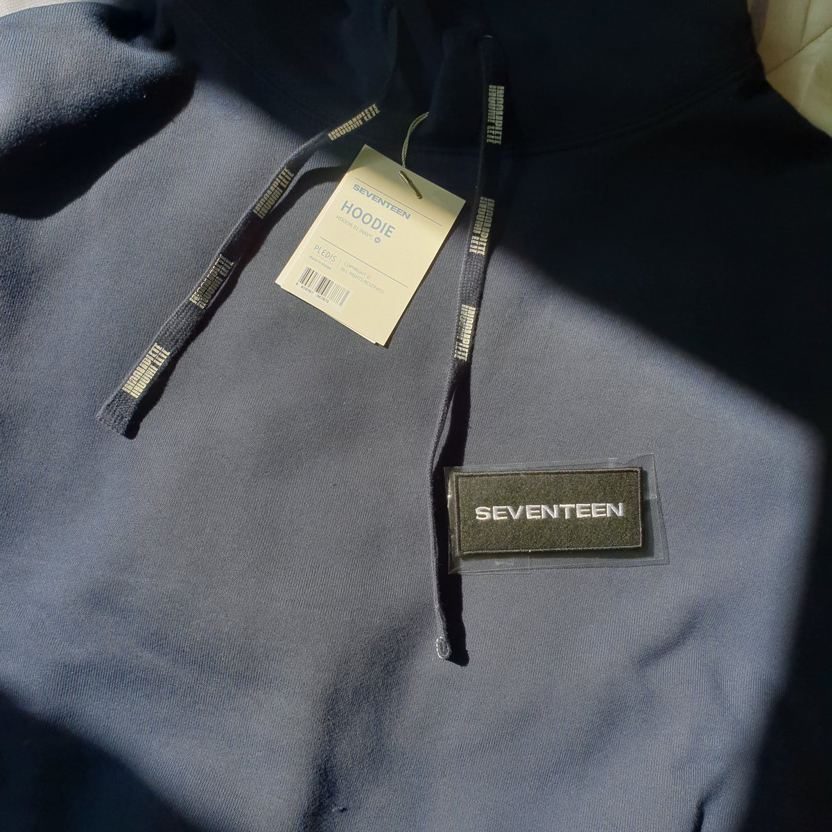 newoozidan's tweet photo. the hoodie 😭😭😭😭 so pretty!!!! 😭😭😭😭 https://t.co/rWZRpEvVtm