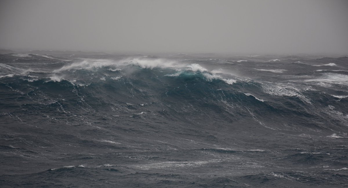 cassouman40's tweet photo. La tempête prévue #jour34 @swings_gs02 avait du potentiel; elle fut a la hauteur. Vagues gigantesques (12m+), océan en furie, jeux de lumières inoubliables. Rafale la +forte a 90.2 Nœuds (165km/h). Ns ns sommes abrités derrière l'ile Heard & la, ce fut une explosion de beauté 🤩 https://t.co/cij5Vpkx8x