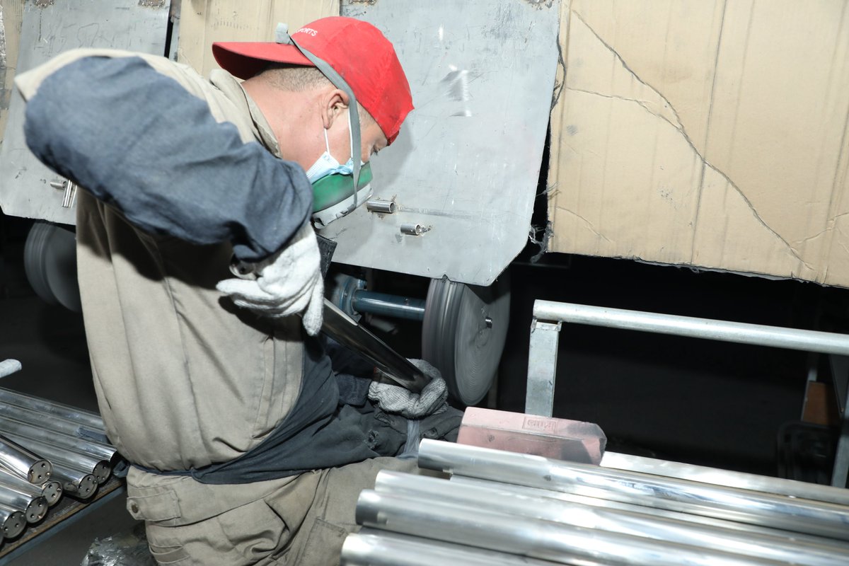 WinnieClassy's tweet photo. Stainless Steel Polishing Procedure~

#factory #workshop #furniture #metalwork #metalfabrication #wallcladding #partition #mirrorface #glossy #polished #mirrored #ss #silver #chinesefactory #manufacturer https://t.co/YNjpqf7HQQ