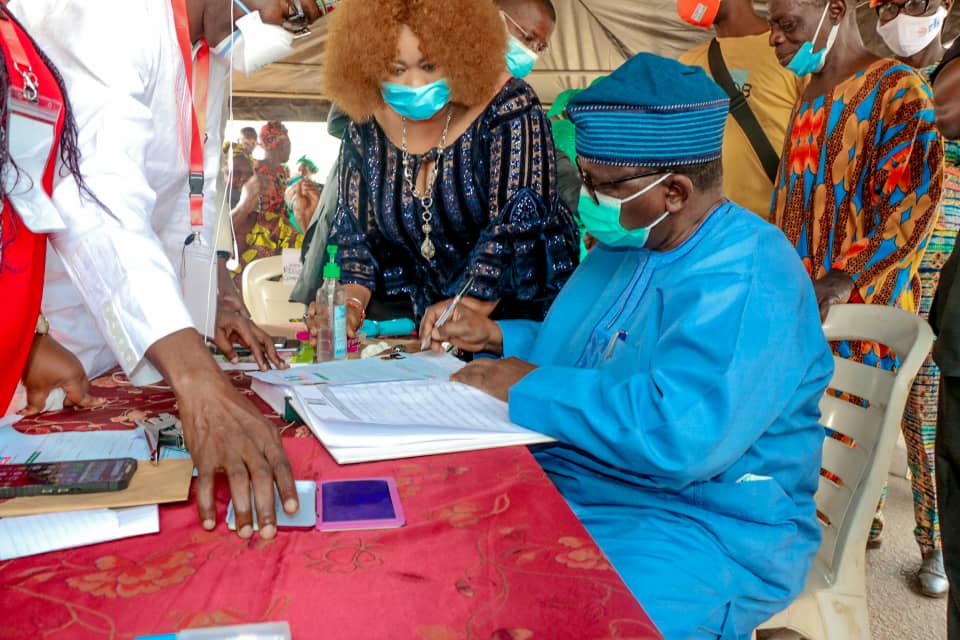 UtilityOpeyemi's tweet photo. Yesterday, the former Minister of Health, @IsaacFAdewole re-validated his APC membership at his Unit 6, ward 7 at Iroye area of Ilesa East Local Government
#APCREGISTRATION
#apcmembership https://t.co/eihfTnb8rx