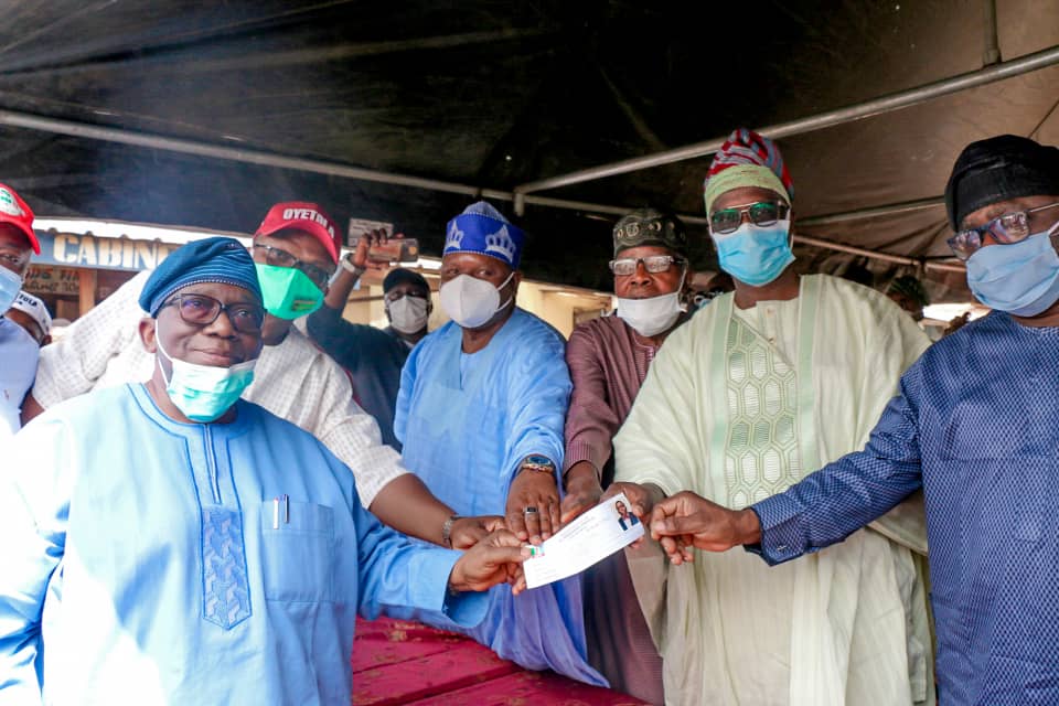 UtilityOpeyemi's tweet photo. Yesterday, the former Minister of Health, @IsaacFAdewole re-validated his APC membership at his Unit 6, ward 7 at Iroye area of Ilesa East Local Government
#APCREGISTRATION
#apcmembership https://t.co/eihfTnb8rx