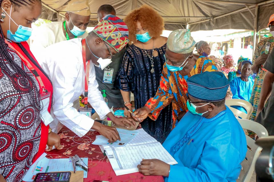 UtilityOpeyemi's tweet photo. Yesterday, the former Minister of Health, @IsaacFAdewole re-validated his APC membership at his Unit 6, ward 7 at Iroye area of Ilesa East Local Government
#APCREGISTRATION
#apcmembership https://t.co/eihfTnb8rx