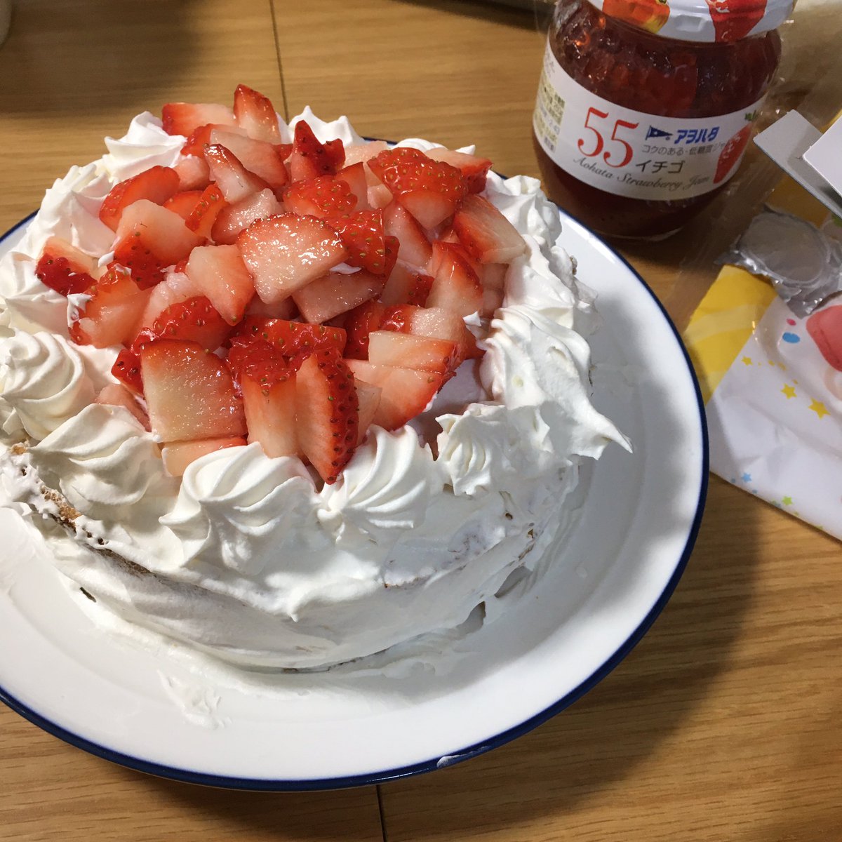 やむちゃ ʕ ʔ3y7m 1y1m 昨日ムッスメ一歳 スマッシュケーキをやってみたかったので 中身食べやすいようにジャムにしてケーキはスポンジを買ってきて飾りつけした 肝心の娘は生クリームをなめたら吐いた ともあれ一歳おめでとう やむちゃ ʕ ʔ3y7m 1y1m 昨日ムッスメ一歳 スマッシュケーキをやってみたかったので 中身食べやすいようにジャムにしてケーキはスポンジを買ってきて飾りつけした 肝心の娘は生クリームをなめたら吐いた ともあれ一歳おめでとう