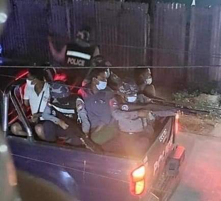 AkariMoe21's tweet photo. 2 unarmed villagers hurt in the case of arresting Leaders of Students Union who led strike. Police brutally shot with bullets to innoncent villagers on Feb 18.

WE NEED JUSTICE

#WhatsHappeningInMyanmar
#Feb19Coup https://t.co/Ke3nPMBiot