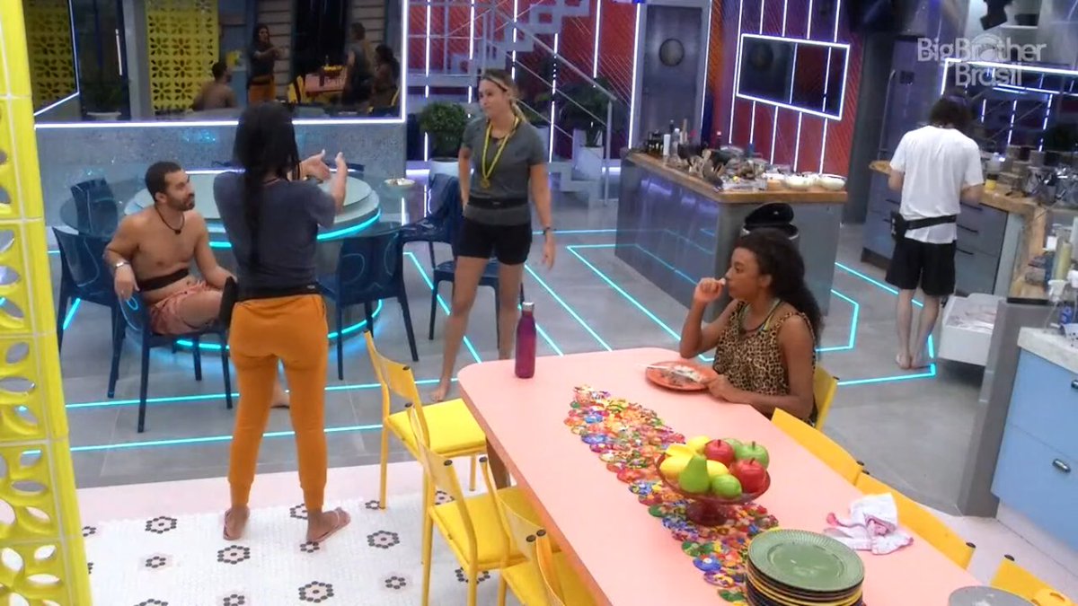 Georgealbuquerq's tweet photo. depois de 20 dias Pocah magicamente , puxando papo com a Lider  Sarah #BBB21 ( cara de pau demais ) https://t.co/yMrTTcOQD2