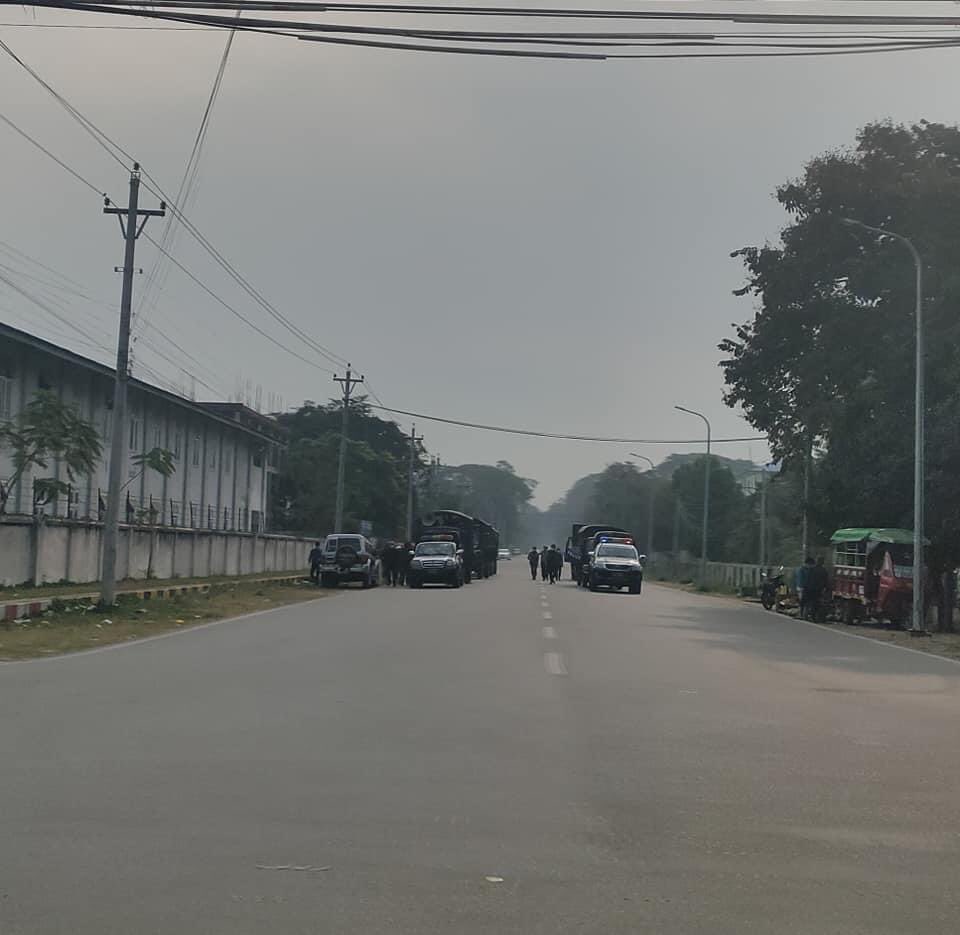 Stella46918435's tweet photo. 8:50 am Myitkyina๐ฒ๐ฒ
Crowded in front of the training School
Violent crackdown on teachers
Three teachers arrested
#WhatsHappeningInMyanmar
#savemyitkyina
#19FebCoup https://t.co/UzCXIuo78q