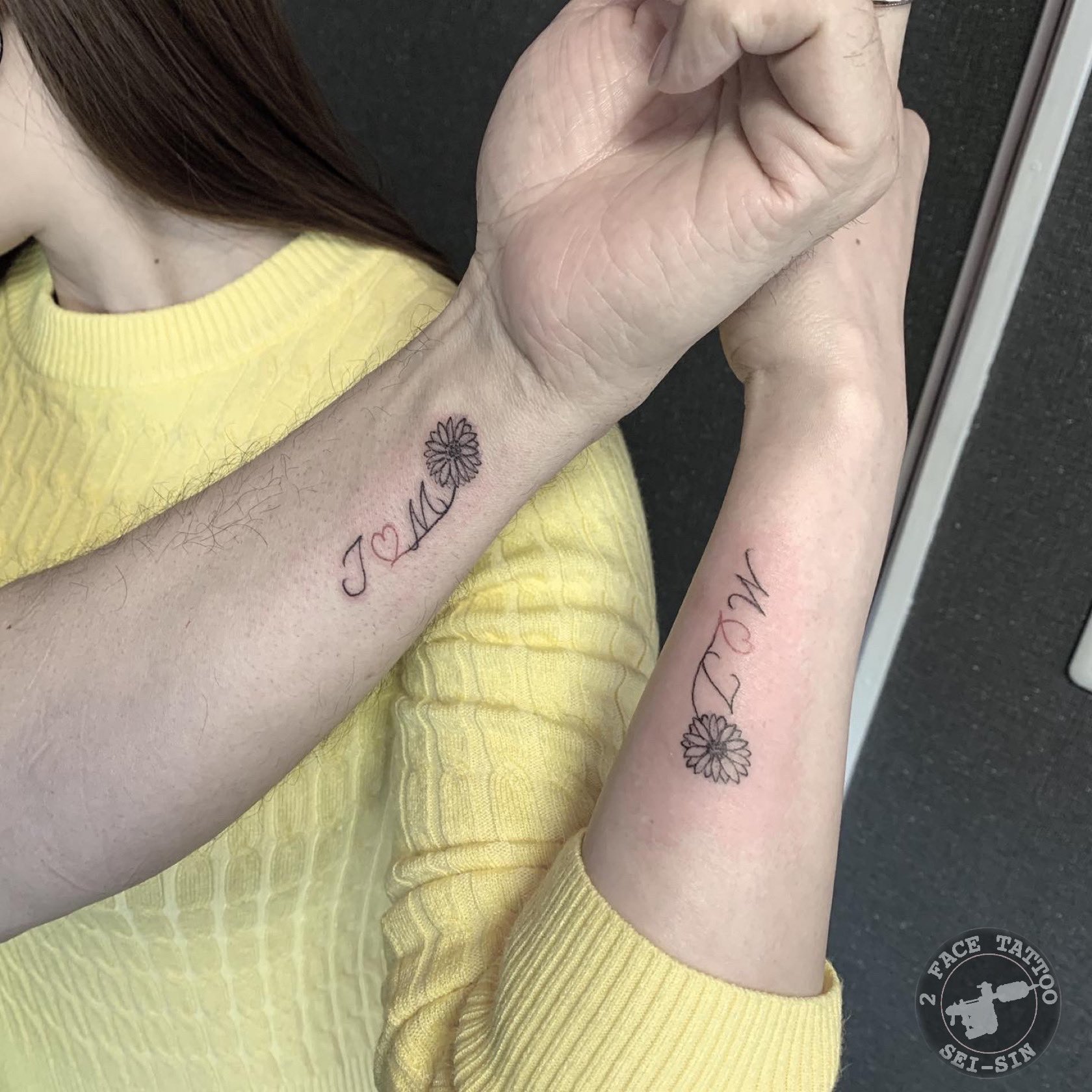 2face Tattoo Studio 在 Twitter 上 ご新規さんカップルにお揃いのワンポイントを 有難う御座いました タトゥー タトゥー女子 タトゥーデザイン タトゥースタジオ タトゥーガール フラワータトゥー ワンポイントタトゥー 刺青 刺青女子 千葉