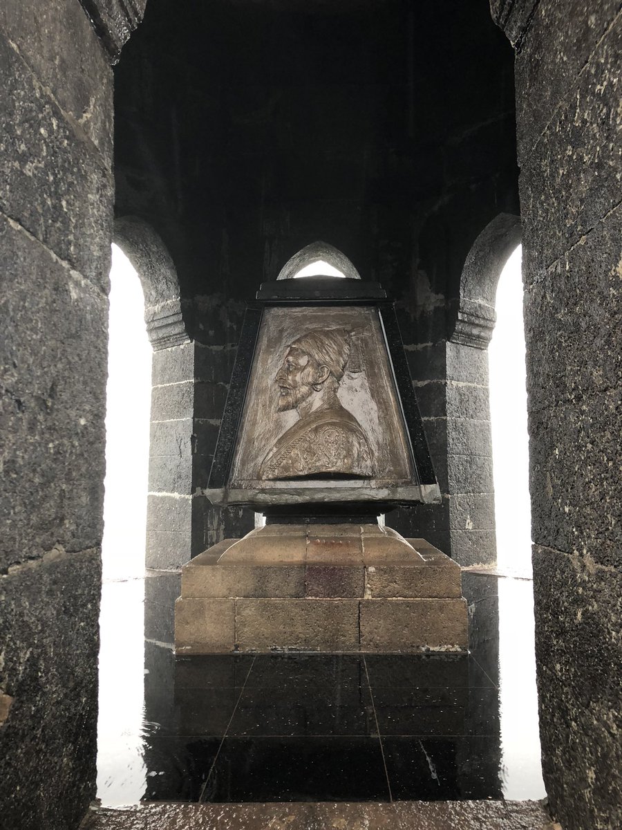 अखंड हिंदुस्थानचे आराध्य दैवत व स्फूर्ती स्थान छत्रपती शिवाजी राजे महाराजांना त्रिवार मानाचा मुजरा.... 🙏🏻
*शिवजयंतीच्या खास  शुभेच्छा…*🚩 #ShivajiJayanti #ShivajiMaharajJayanti