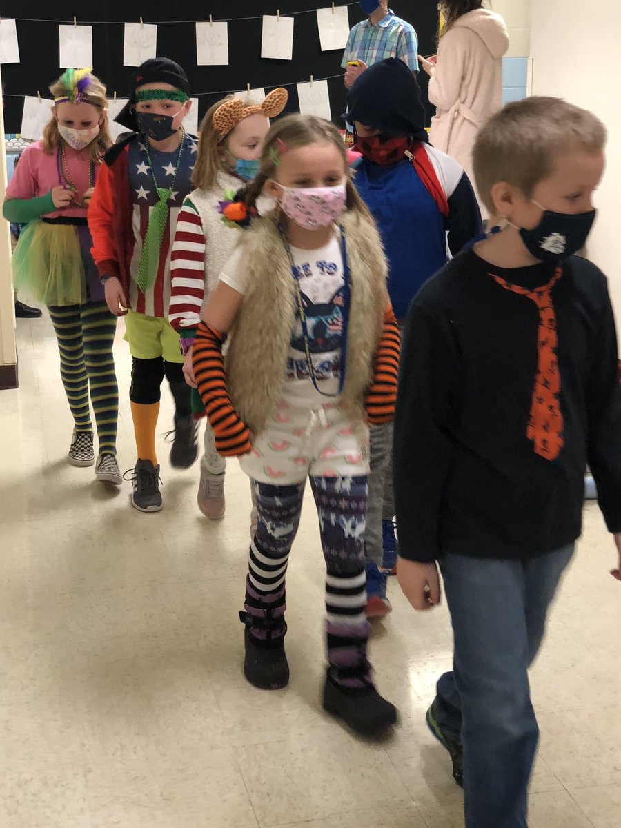 stmattsoc's tweet photo. A very wacky Mardi Gras Parade! 💜💛💚 #StMatthewSchool #OutstandingCatholicEducation #SeeWhatMakesUsFamily #BulldogProud https://t.co/wmKJqNa26x